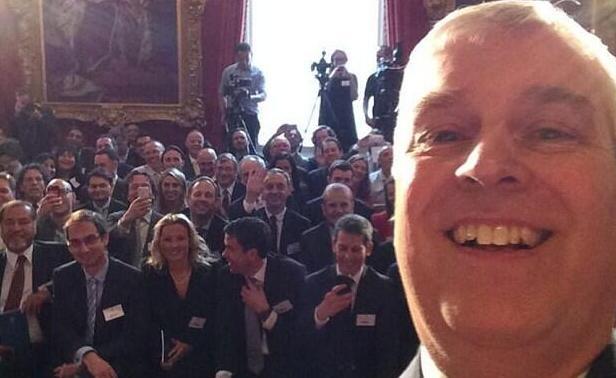 Prinz Andrew, der kleine Bruder von Thronfolger Prinz Charles hat ein Selfie getwittert: Zu sehen ist er mit Vertretern von Start-Up-Unternehmen und Investoren im St. James's Palace in London.