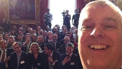 Prinz Andrew, der kleine Bruder von Thronfolger Prinz Charles hat ein Selfie getwittert: Zu sehen ist er mit Vertretern von Start-Up-Unternehmen und Investoren im St. James's Palace in London.
