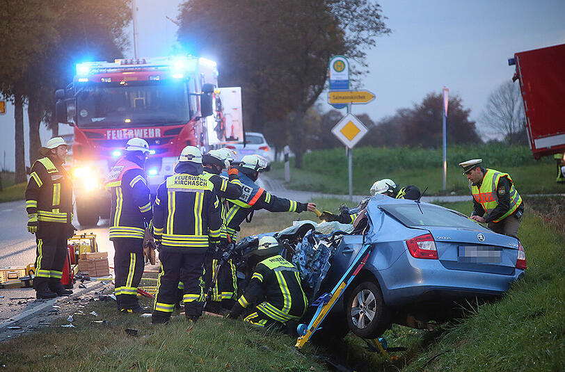 Schrecklicher Verkehrsunfall auf der Staatsstraße 2084 bei Erding. Ein Autofahrer ist nach einem Lkw-Zusammenstoß ums Leben gekommen. Die Bilder von der Unfallstelle.