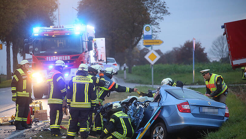 Schrecklicher Verkehrsunfall auf der Staatsstraße 2084 bei Erding. Ein Autofahrer ist nach einem Lkw-Zusammenstoß ums Leben gekommen. Die Bilder von der Unfallstelle. Schrecklicher Verkehrsunfall auf der Staatsstraße 2084 bei Erding. Ein Autofahrer ist nach einem Lkw-Zusammenstoß ums Leben gekommen. Die Bilder von der Unfallstelle.