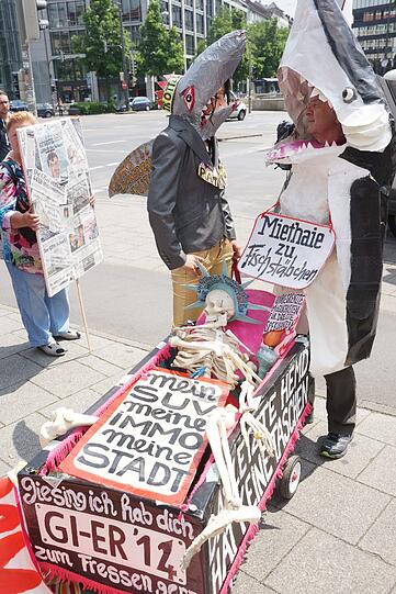 Etwa 70 Menschen der aktionsgruppe Untergiesing (Bündnis bezahlbares Wohnen und mehrerer Mietergemeinschaften gegen die GBW) demonstrieren vor dem Löwenbräukeller am Stiglmayerplatz und marschieren an der CSU Zentrale vorbei weiter bis zur GBW Zentrale an der Dom Pedro Straße.