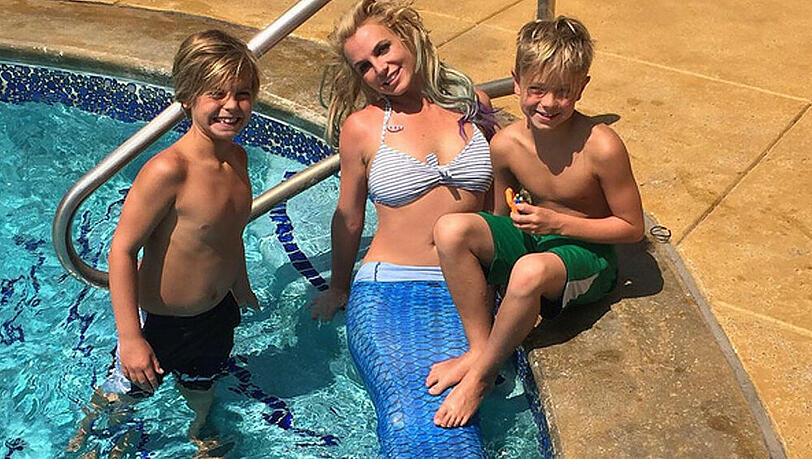 Britney Spears planscht im azurblauen Meerjungfrauen-Kostüm mit ihren Söhnen im Pool Britney Spears planscht im azurblauen Meerjungfrauen-Kostüm mit ihren Söhnen im Pool