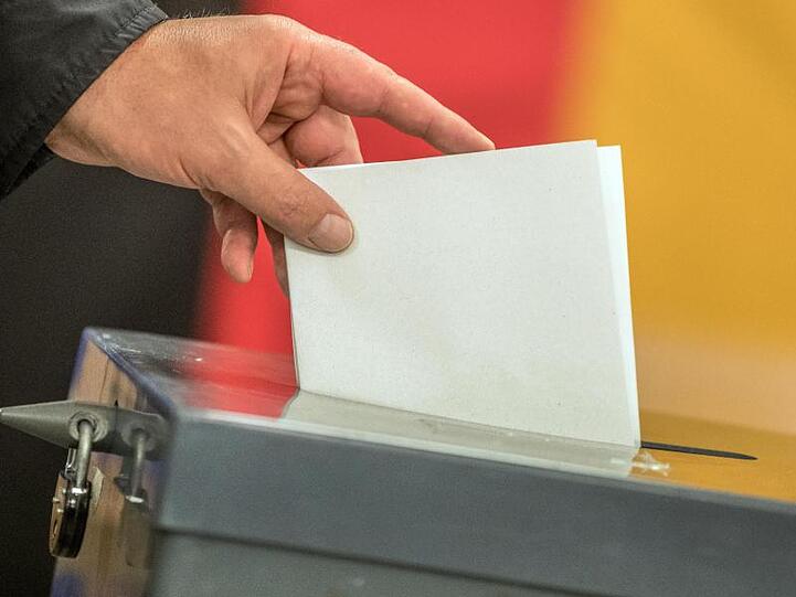 Ein Wähler wirft seinen Stimmzettel in die Wahlurne.