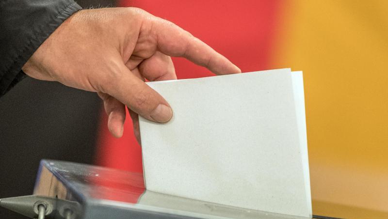 Ein Wähler wirft seinen Stimmzettel in die Wahlurne. Ein Wähler wirft seinen Stimmzettel in die Wahlurne.