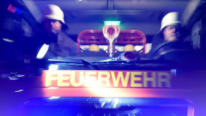 Feuerwehrmänner in einem Löschfahrzeug. Foto: Carsten Rehder/Archivbild Feuerwehrmänner in einem Löschfahrzeug. Foto: Carsten Rehder/Archivbild