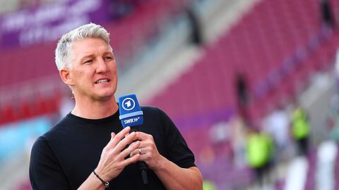Bastian Schweinsteiger spricht im Stadion.