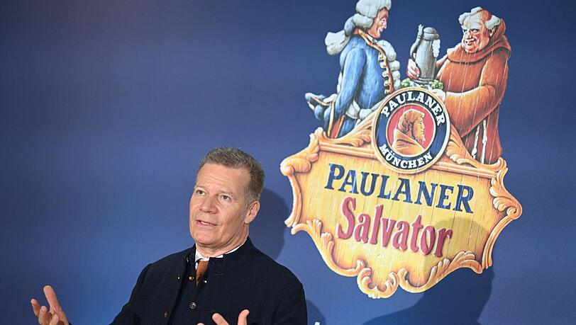 Paulaner Geschäftsführer Andreas Steinfatt spricht bei der Pressekonferenz zur Salvator-Probe 2024 am Nockherberg.