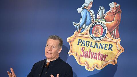 Paulaner Geschäftsführer Andreas Steinfatt spricht bei der Pressekonferenz zur Salvator-Probe 2024 am Nockherberg.
