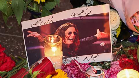 Auch in Hollywood, am berühmten Walk of Fame, versammeln sich Fans und legen unter anderem Blumen für Ozzy Osbourne nieder.