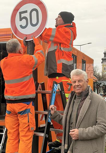 Oberb&uuml;rgermeister Dieter Reiter (SPD) hat am Dienstagvormittag freudestrahlend den Abbau der Tempo-30-Schilder an der Landshuter Allee begleitet.