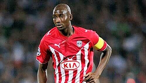 Ex-Bayer Alou Diarra als Kapitän von Girondins Bordeaux. Ex-Bayer Alou Diarra als Kapitän von Girondins Bordeaux.