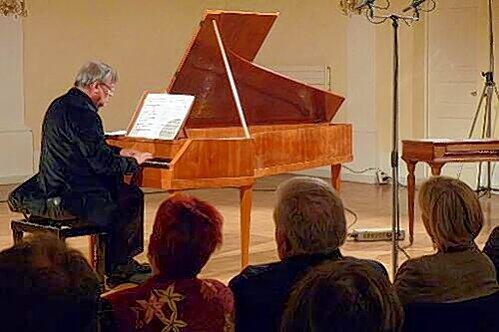 Mal hier, mal da: Nach jedem Stück wechselte Jos van Immelseel das Instrument und zeigte spielend deren Unterschiede.