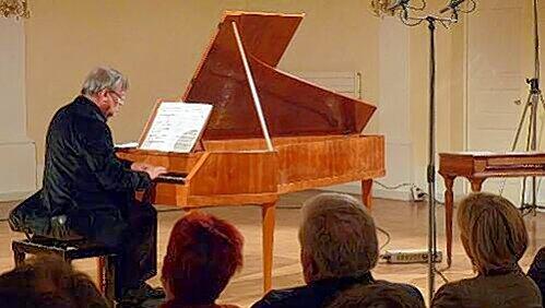 Mal hier, mal da: Nach jedem Stück wechselte Jos van Immelseel das Instrument und zeigte spielend deren Unterschiede.