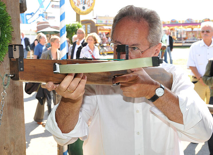Den Mittelkreis knapp verfehlt: Münchens OB Christian Ude beim Armbrustschießen auf dem Oktoberfest.