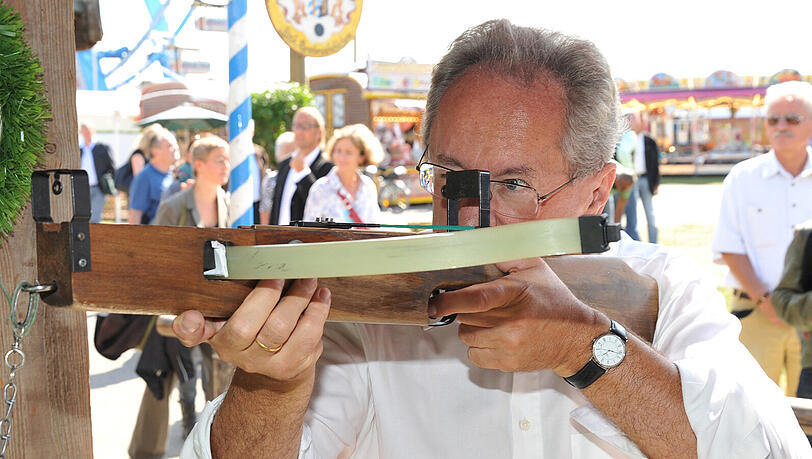 Den Mittelkreis knapp verfehlt: Münchens OB Christian Ude beim Armbrustschießen auf dem Oktoberfest. Den Mittelkreis knapp verfehlt: Münchens OB Christian Ude beim Armbrustschießen auf dem Oktoberfest.