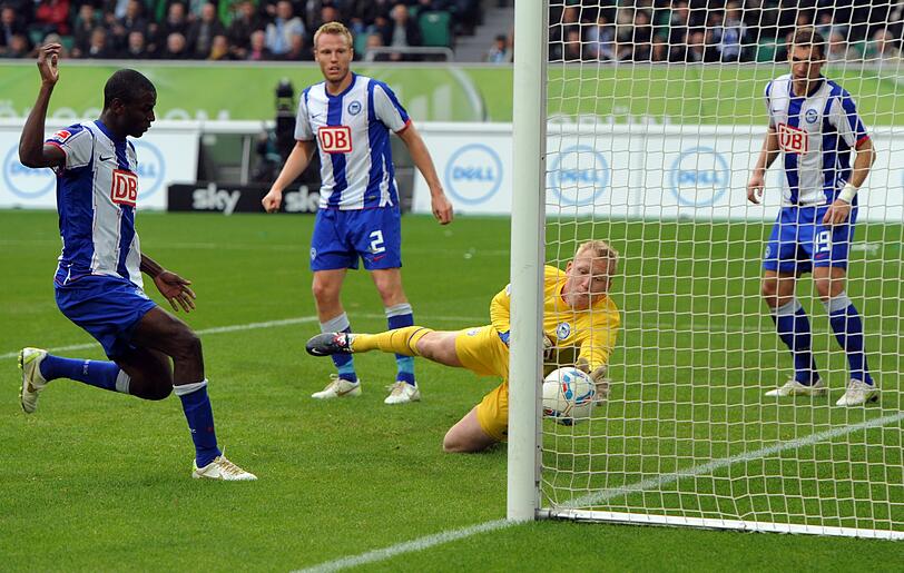 VfL Wolfsburg - Hertha BSC am Samstag in der Volkswagen-Arena in Wolfsburg. Herthas Torwart Sascha Burchert verhindert ein Tor.
