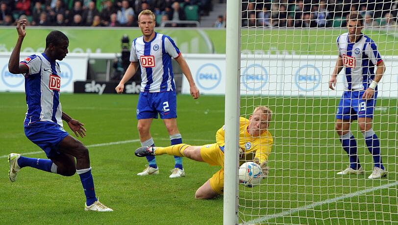 VfL Wolfsburg - Hertha BSC am Samstag in der Volkswagen-Arena in Wolfsburg. Herthas Torwart Sascha Burchert verhindert ein Tor. VfL Wolfsburg - Hertha BSC am Samstag in der Volkswagen-Arena in Wolfsburg. Herthas Torwart Sascha Burchert verhindert ein Tor.