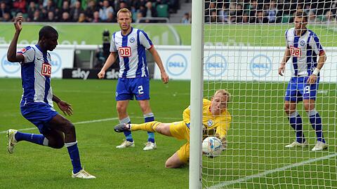 VfL Wolfsburg - Hertha BSC am Samstag in der Volkswagen-Arena in Wolfsburg. Herthas Torwart Sascha Burchert verhindert ein Tor.