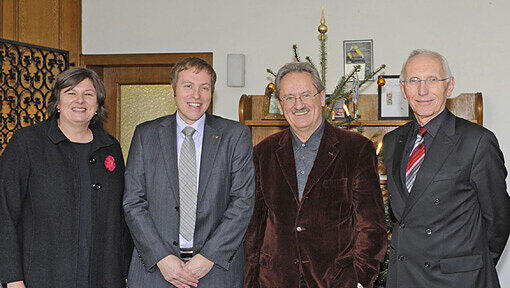 V.l.n.r.: Branddirektorin Sandra Gebhart, Oberbranddirektor Wolfgang Schäuble, Oberbürgermeister Christian Ude und Kreisverwaltungsreferent Wilfried Blume-Beyerle. V.l.n.r.: Branddirektorin Sandra Gebhart, Oberbranddirektor Wolfgang Schäuble, Oberbürgermeister Christian Ude und Kreisverwaltungsreferent Wilfried Blume-Beyerle.