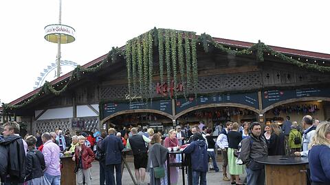 In K&auml;fers Wiesn-Sch&auml;nke herrscht hohe Promi-Dichte. Was kommt f&uuml;r die Stars und Sternchen eigentlich auf den Tisch? Die AZ nachgefragt.