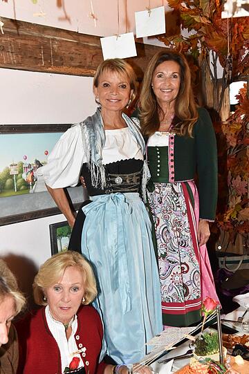 Auf der Wiesn-Bank: Uschi Glas und Annette Schnell