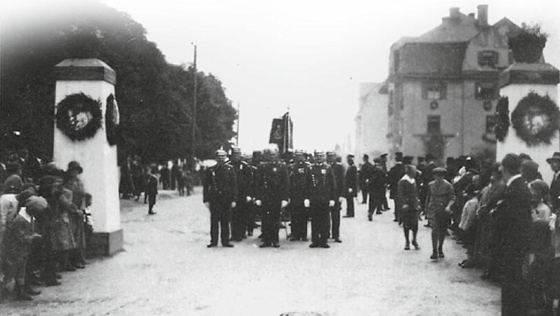 Vom Dorfgendarm zum Münchner Polizisten: Eine Ehrenformation der Polizeieinheit auf der Berg-am-Laim-Straße, 1913. Vom Dorfgendarm zum Münchner Polizisten: Eine Ehrenformation der Polizeieinheit auf der Berg-am-Laim-Straße, 1913.