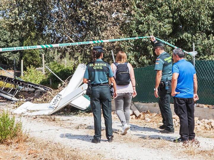 Ermittler suchen an der Absturzstelle nach Hinweisen.