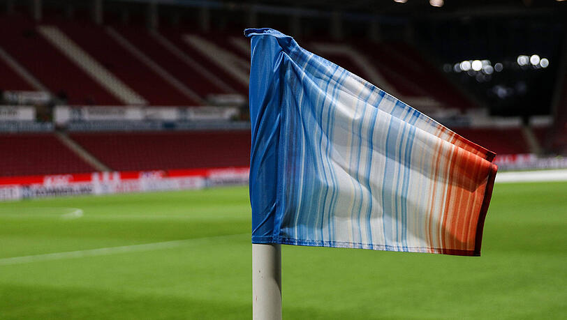 Die "Warming Stripes" auf einer Eckfahne. Die "Warming Stripes" auf einer Eckfahne.