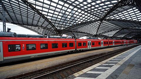 Eine S-Bahn der Deutschen Bahn fährt in den Hauptbahnhof in Köln.