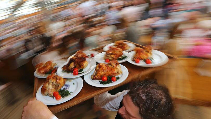 News zum Oktoberfest 2023: Preis schreckt nicht ab – Bio-Hendl ein voller Erfolg