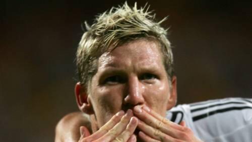Ein Küsschen für die Fans: DFB-Kapitän Bastian Schweinsteiger trifft zum 1:0 und feiert. Ein Küsschen für die Fans: DFB-Kapitän Bastian Schweinsteiger trifft zum 1:0 und feiert.