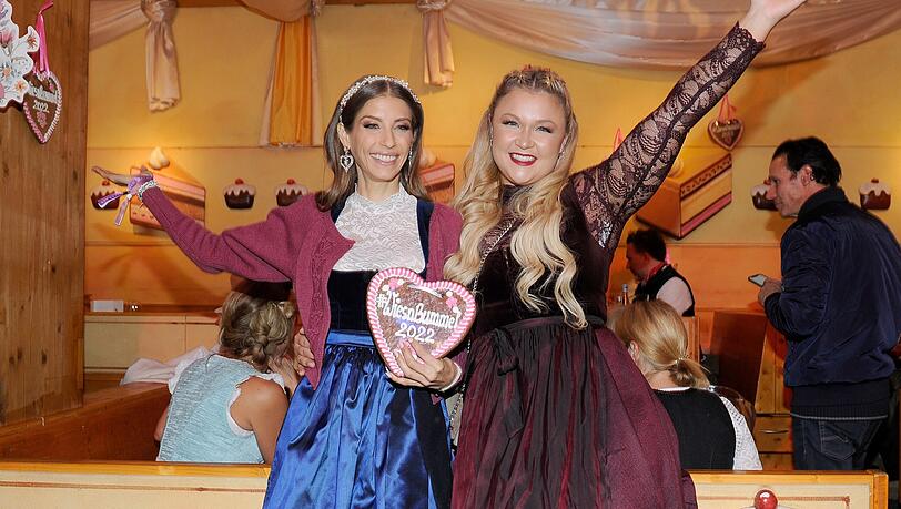 Cathy Hummels und Sophia Thiel beim Wiesn-Bummel 2022 – auch 2023 sind die beiden wieder gemeinsam unterwegs. Cathy Hummels und Sophia Thiel beim Wiesn-Bummel 2022 – auch 2023 sind die beiden wieder gemeinsam unterwegs.