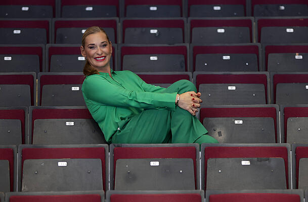 Mit Ex-Tennis-Profi Barbara Schett spricht Monika Gruber über ihren Süßzahn und Alkoholkonsum. Mit Ex-Tennis-Profi Barbara Schett spricht Monika Gruber über ihren Süßzahn und Alkoholkonsum.