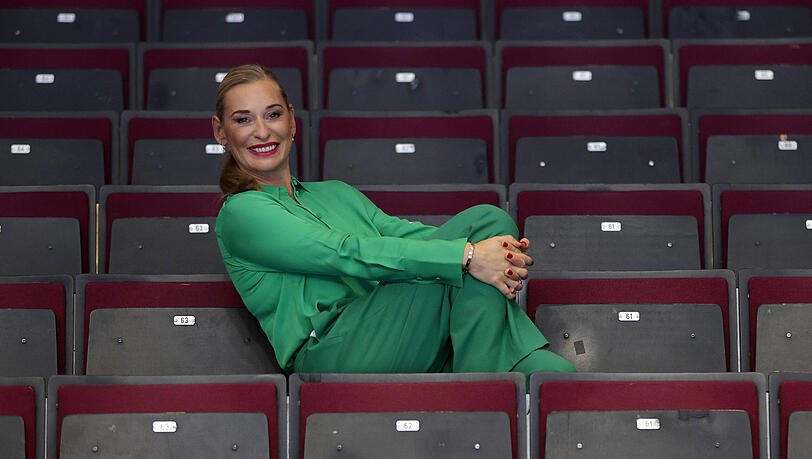 Mit Ex-Tennis-Profi Barbara Schett spricht Monika Gruber über ihren Süßzahn und Alkoholkonsum. Mit Ex-Tennis-Profi Barbara Schett spricht Monika Gruber über ihren Süßzahn und Alkoholkonsum.