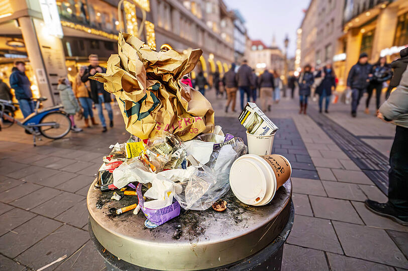 Wer M&uuml;ll achtlos auf die Stra&szlig;e wirft, anstatt in einen M&uuml;lleimer, soll k&uuml;nftig prompt Bu&szlig;geld zahlen m&uuml;ssen, findet M&uuml;nchens OB-Kandidat Clemens Baumg&auml;rtner (CSU). Das habe einen "gewissen Lerneffekt".