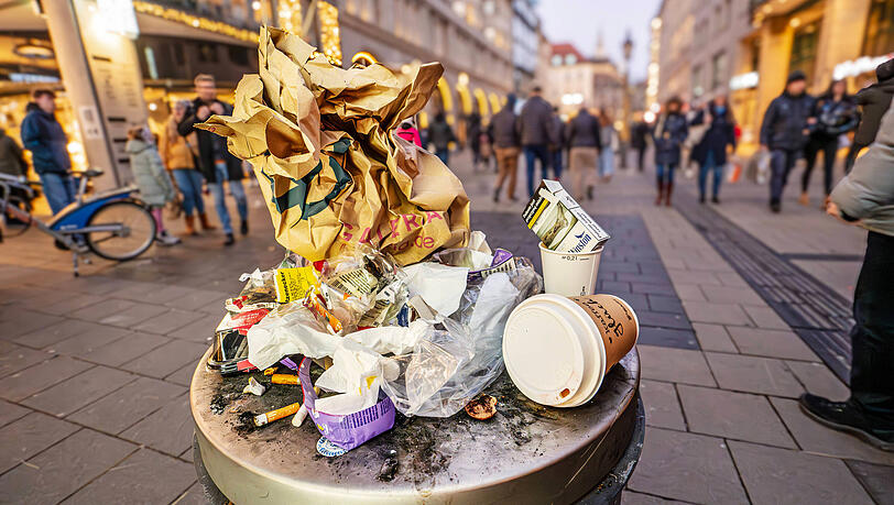 Wer M&uuml;ll achtlos auf die Stra&szlig;e wirft, anstatt in einen M&uuml;lleimer, soll k&uuml;nftig prompt Bu&szlig;geld zahlen m&uuml;ssen, findet M&uuml;nchens OB-Kandidat Clemens Baumg&auml;rtner (CSU). Das habe einen "gewissen Lerneffekt".