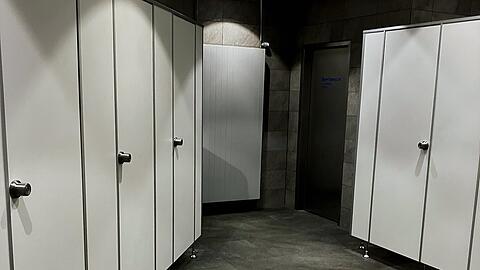 Positiv &uuml;berrascht ist Thomas von der &ouml;ffentlichen Toilette am Stachus: Sauber, neu und es riecht sogar angenehm.