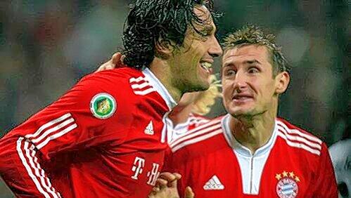 Freute sich auch mit seinen Mitspielern, nicht wenn er selbst traf: Miroslav Klose, hier mit Torschütze Luca Toni. Freute sich auch mit seinen Mitspielern, nicht wenn er selbst traf: Miroslav Klose, hier mit Torschütze Luca Toni.
