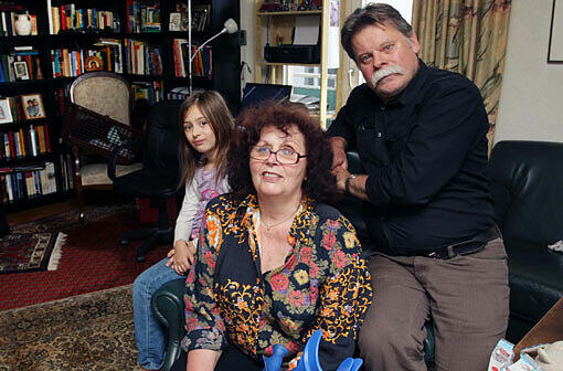Werner Geisler mit seiner Frau Ruth und seiner Enkelin Angelina. Die Familie wohnt seit 1981 in der Wohnung.