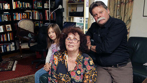 Werner Geisler mit seiner Frau Ruth und seiner Enkelin Angelina. Die Familie wohnt seit 1981 in der Wohnung. Werner Geisler mit seiner Frau Ruth und seiner Enkelin Angelina. Die Familie wohnt seit 1981 in der Wohnung.