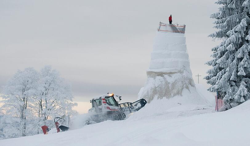 Auch ein 17 Meter hoher Kirchturm wurde aus Schnee und Eis geformt.