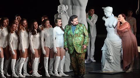 Parsifal (Johan Botha) zwischen spacigen Blumenmädchen und der lockenden Kundry (Michaela Schuster).