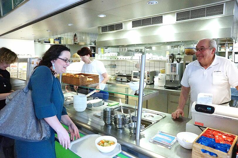 Für jeden ein kurzer Spruch: Seniorchef Detlef Reimann beim Kassieren.