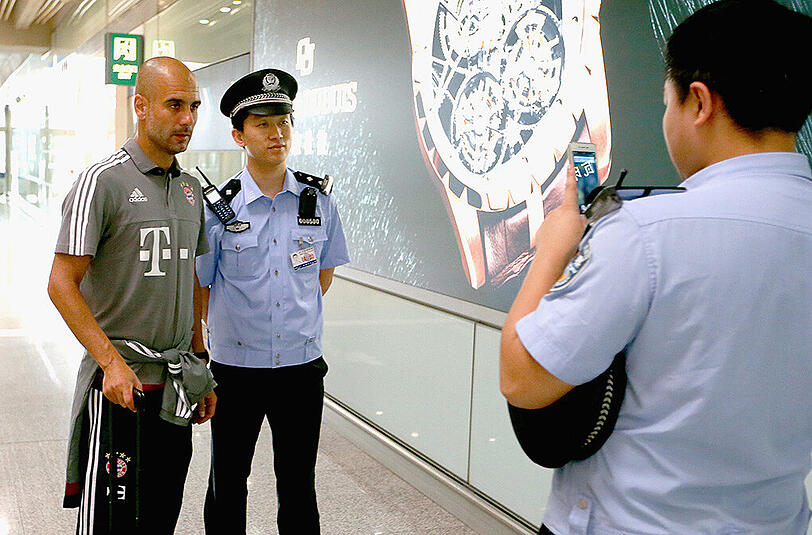 Der FC Bayern ist am Freitag in Peking gelandet und wurde von rund 1000 Fans schon am Flughafen frenetisch gefeiert. Die Bilder von der Ankunft.