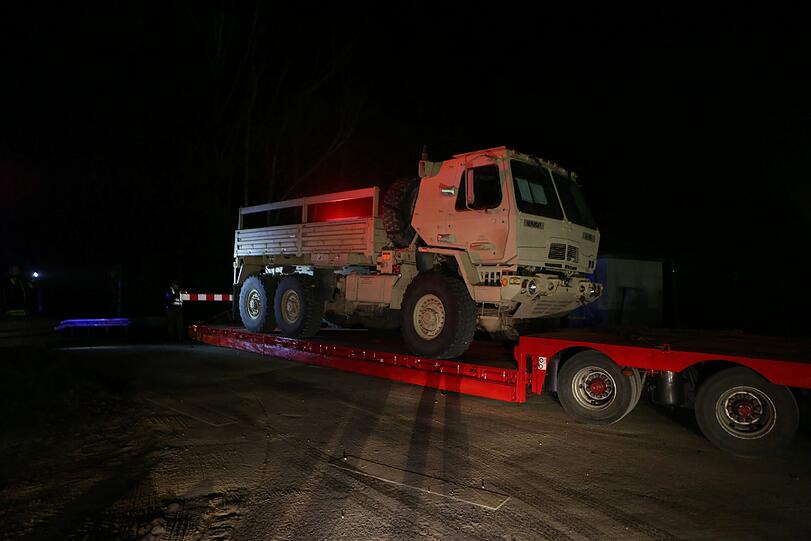 Schlimmer Zugunfall in der Oberpfalz: Durch die extreme Hitzeentwichklung konnte sich die Feuerwehr nicht sofort dem Zug nähern.