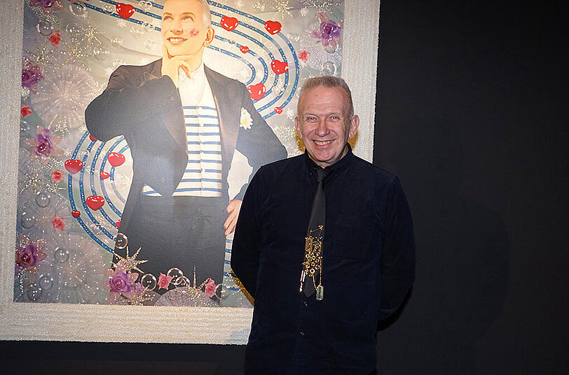 Der französische Star Designer Jean Paul Gaultier war am Dienstag zu Besuch in München. Er überreichte der Münchner Aids-Hilfe einen Scheck über 100.000 Dollar.