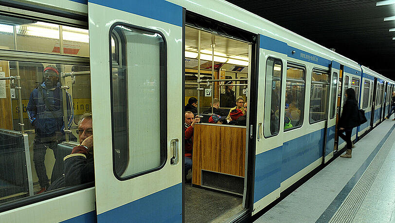 Um die steigende Anzahl von Fahrgästen in U-Bahn, Bus und Tram zu meistern, plant die MVG verschiedene Änderungen im Fahrplan. Um die steigende Anzahl von Fahrgästen in U-Bahn, Bus und Tram zu meistern, plant die MVG verschiedene Änderungen im Fahrplan.