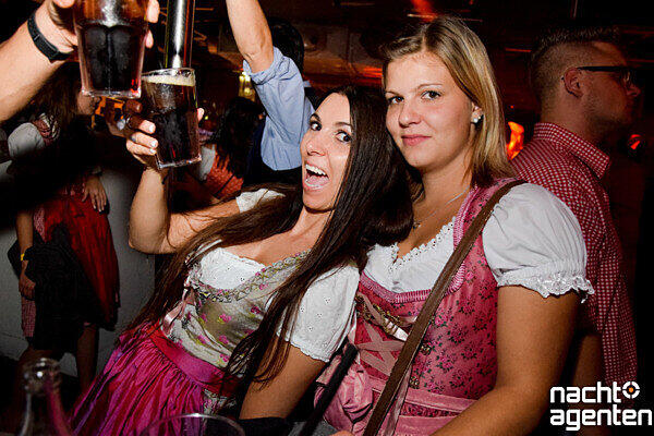 Zur Wiesn machen die Münchner im Neuraum nonstop Party.