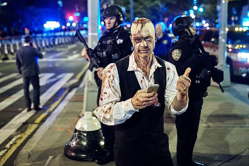 Terror-Angst? Von wegen! Die New Yorker feierten nicht nur Halloween, sondern zeigten damit gleichzeitig den Terroristen die kalte Schulter.