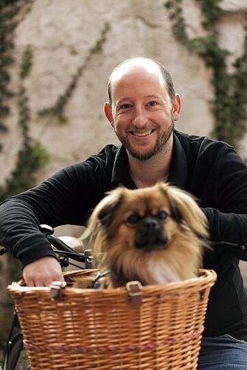 Andreas Schuster mit Hund Gizmo.